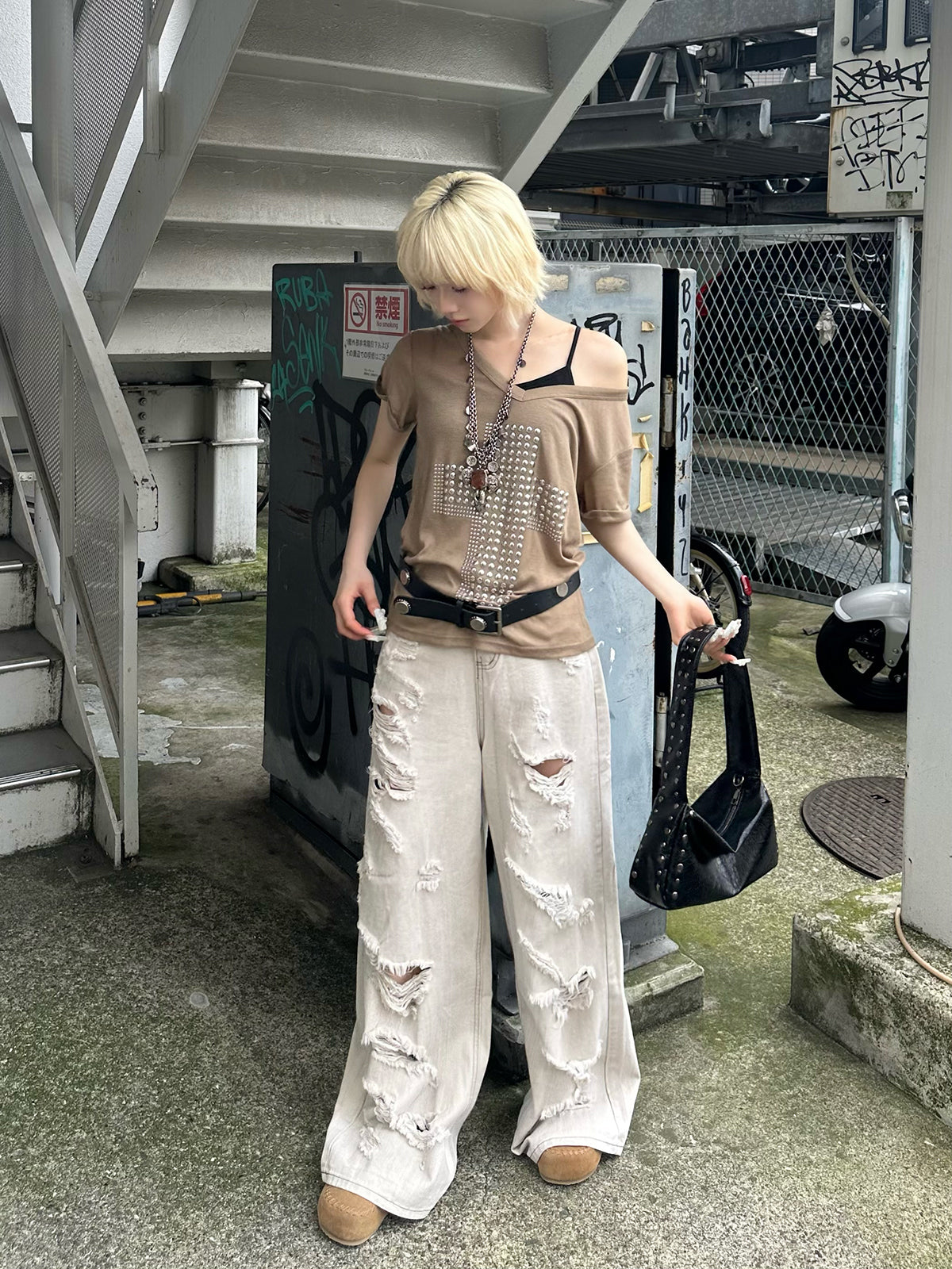 スタッズクロスVネックTシャツ