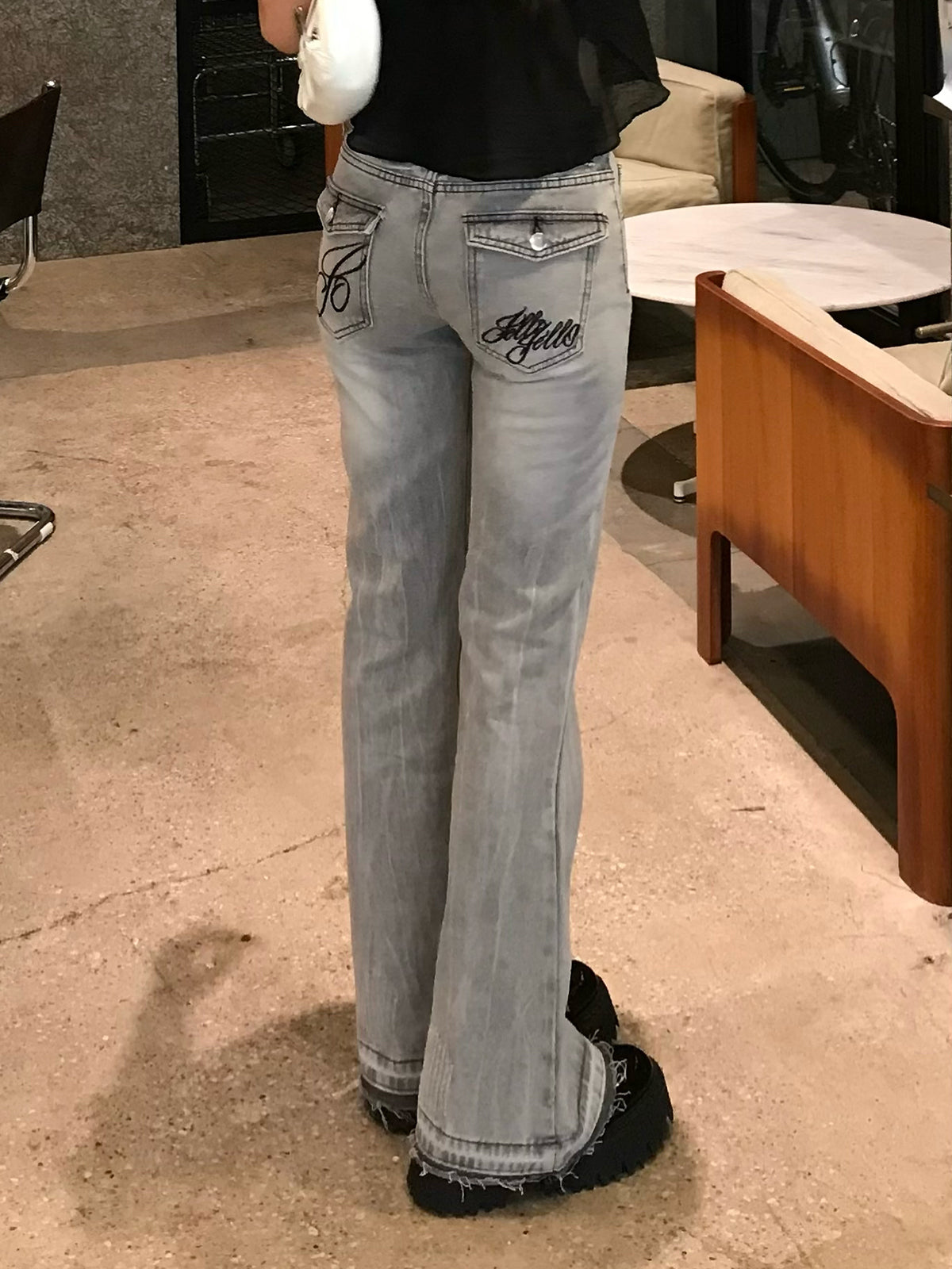 ローライズエンブロイダリーデニムパンツ