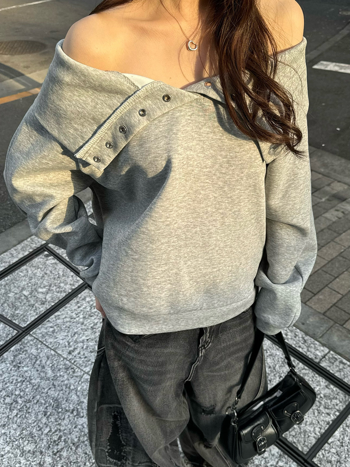 스냅 버튼 오프숄더 스웨트셔츠