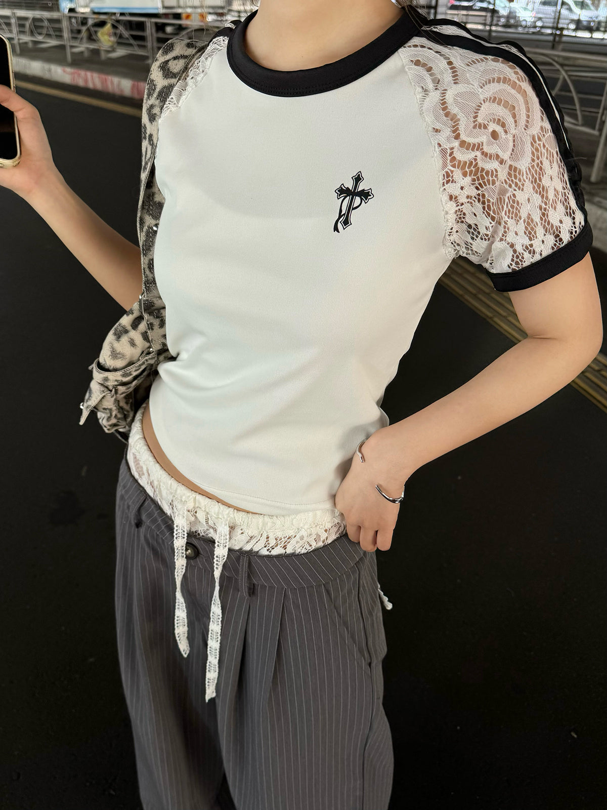 ラインスリーブレースTシャツ