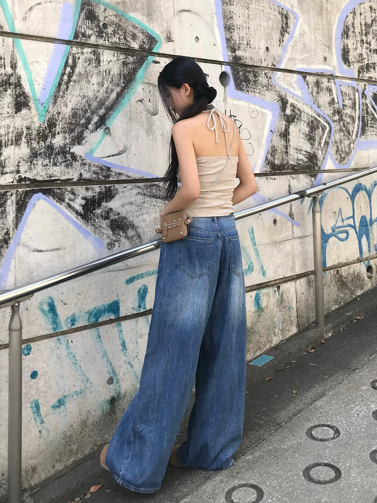 腰部剪裁带扣牛仔裤