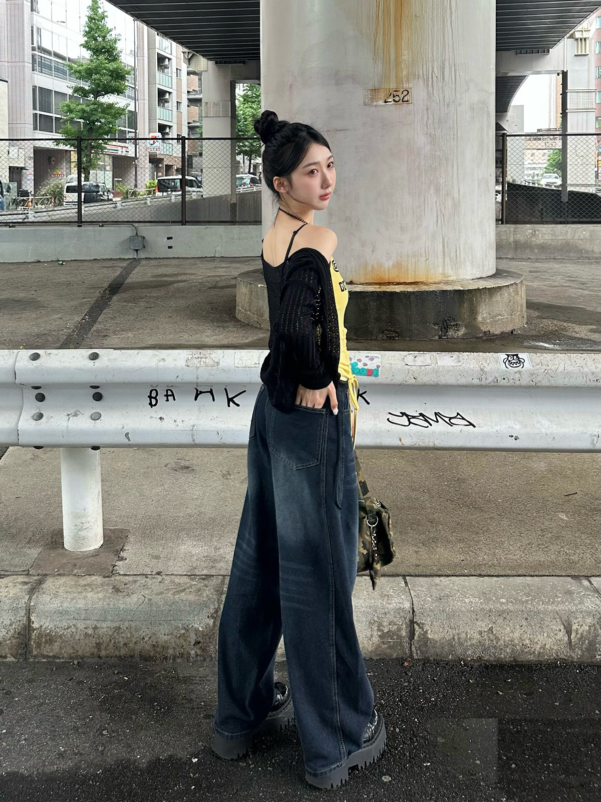 バックロゴカーブワイドデニムパンツ