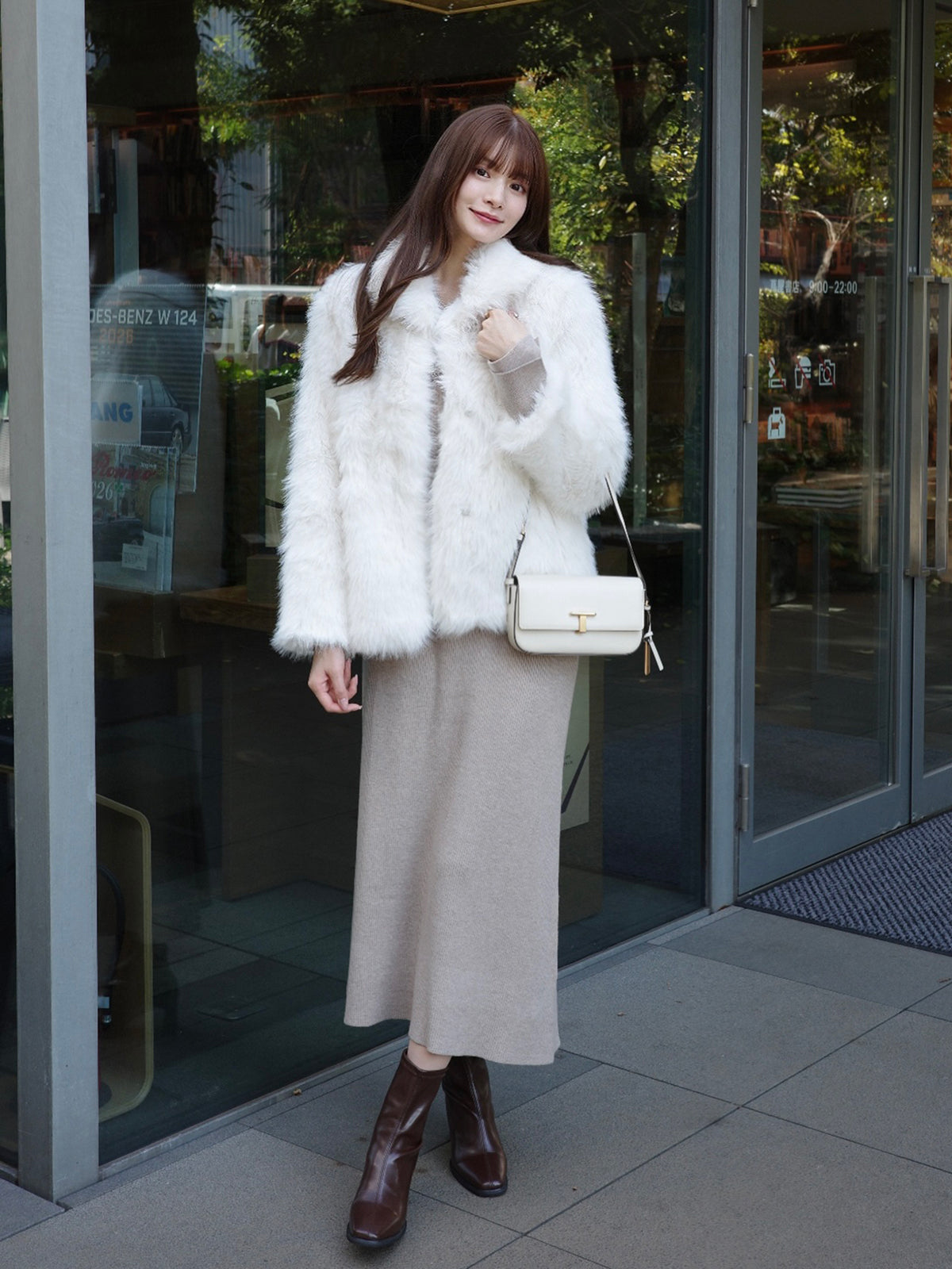 BURBERRY コート ホワイト #38 羊毛 アンゴラ ファー ラインストーンホックファータッチコート – ANDOR ONLINE