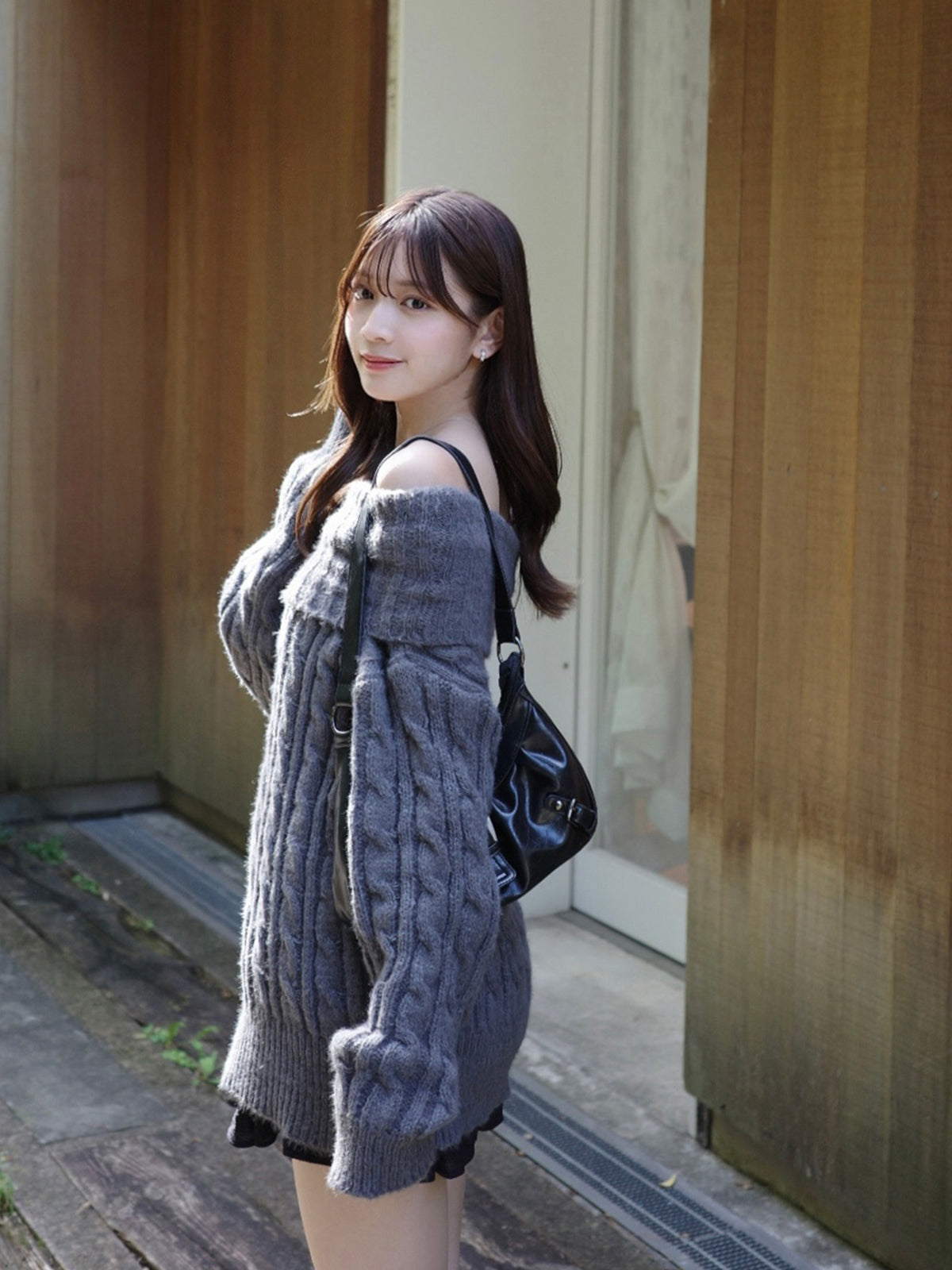 オフショルダーケーブルニット