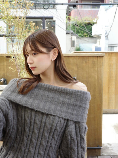 オフショルダーケーブルニット