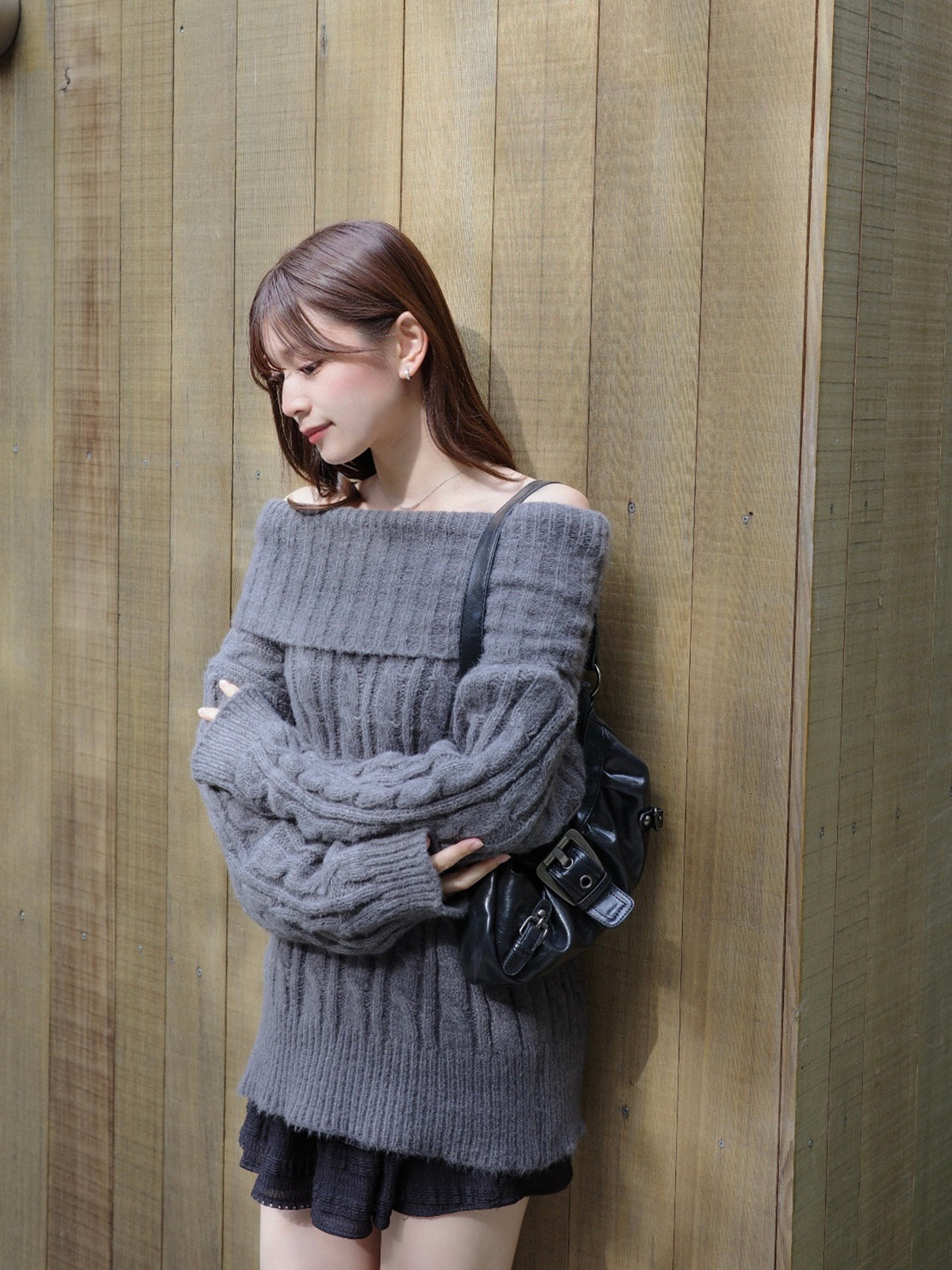 オフショルダーケーブルニット