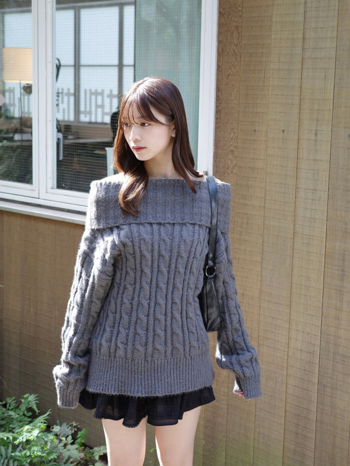 オフショルダーケーブルニット