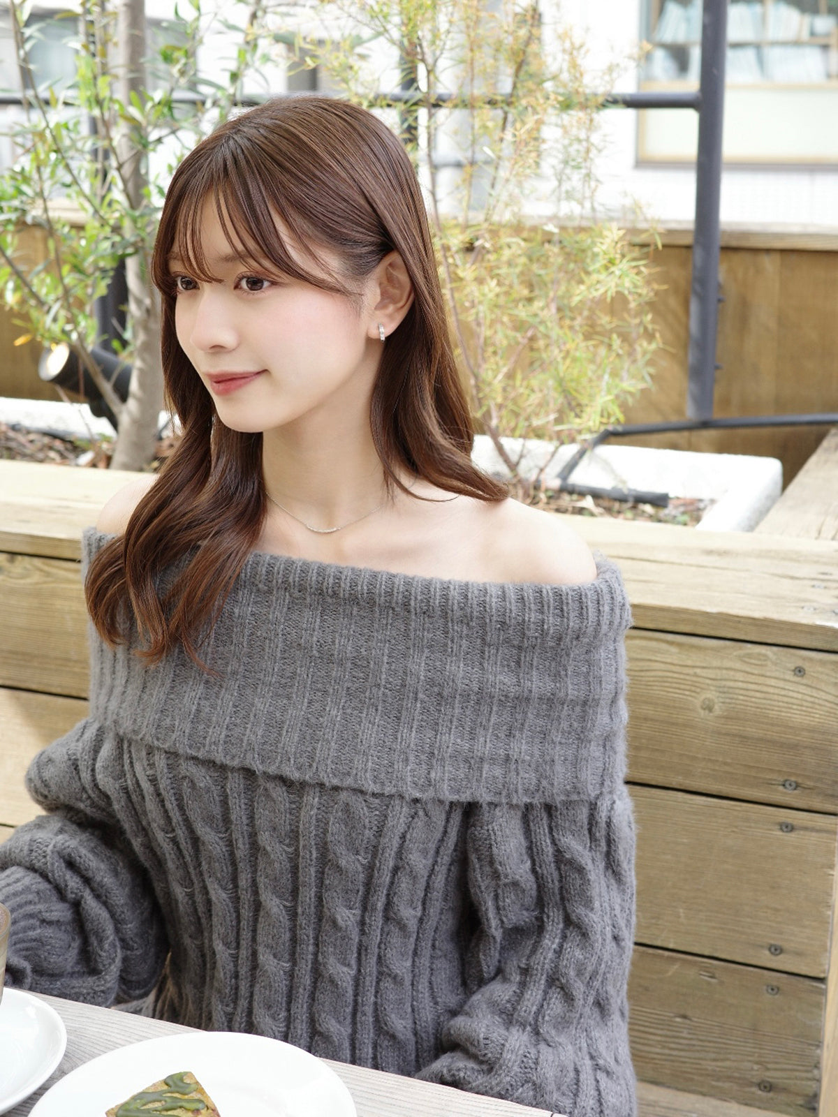 オフショルダーケーブルニット
