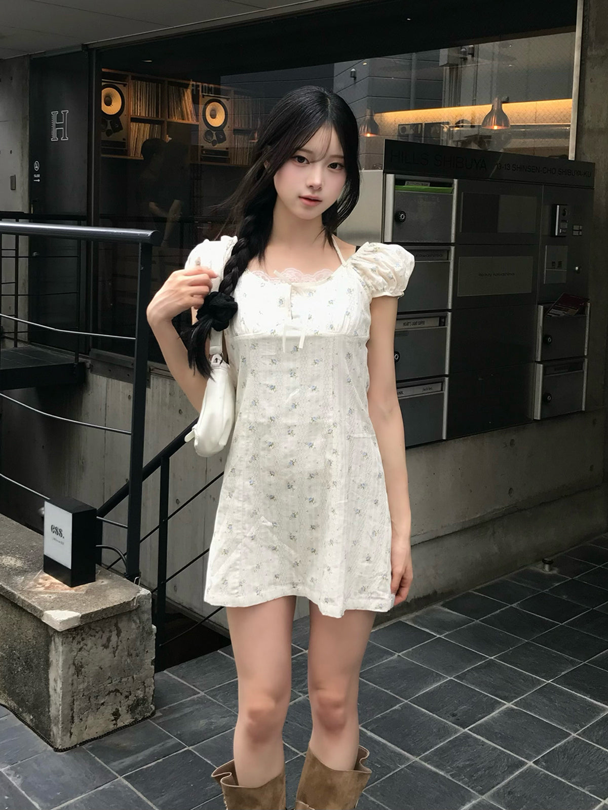 フラワーレースデザインホルターミニワンピース