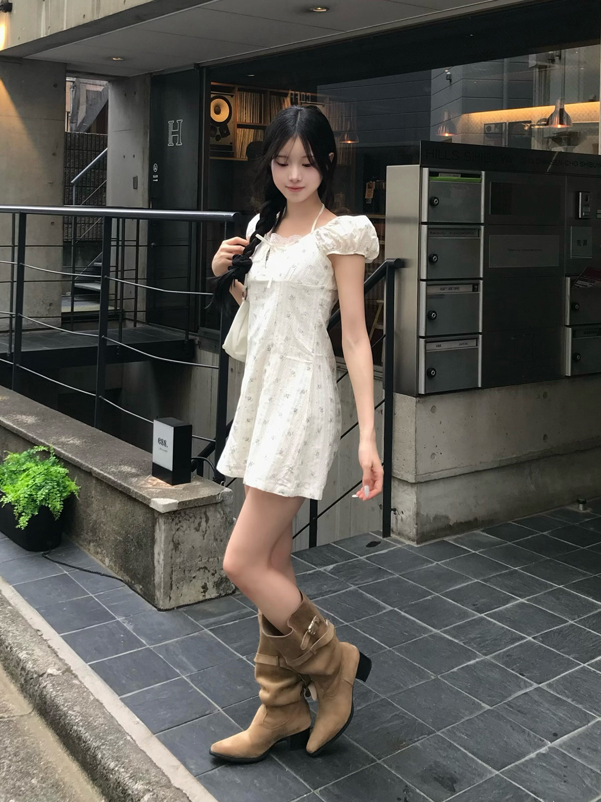 フラワーレースデザインホルターミニワンピース