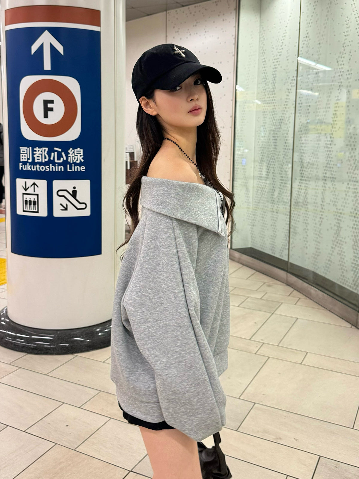스냅 버튼 오프숄더 스웨트셔츠