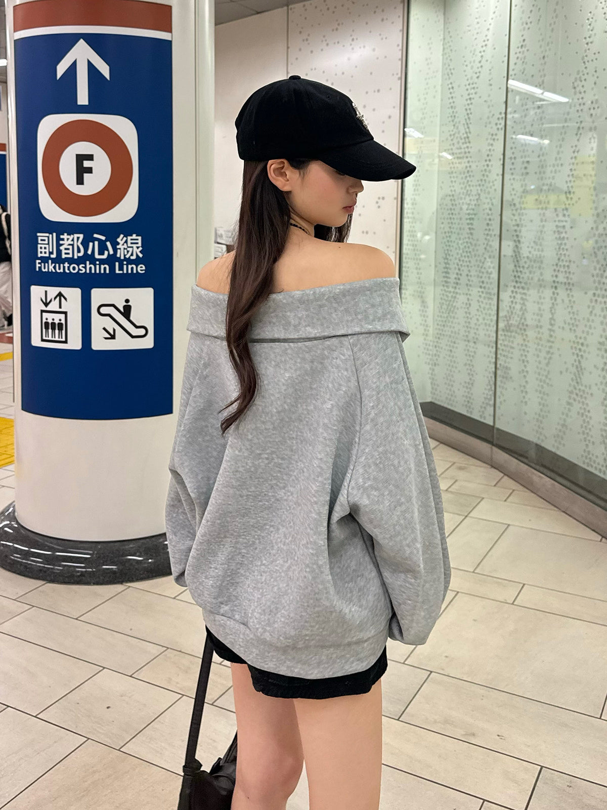 스냅 버튼 오프숄더 스웨트셔츠