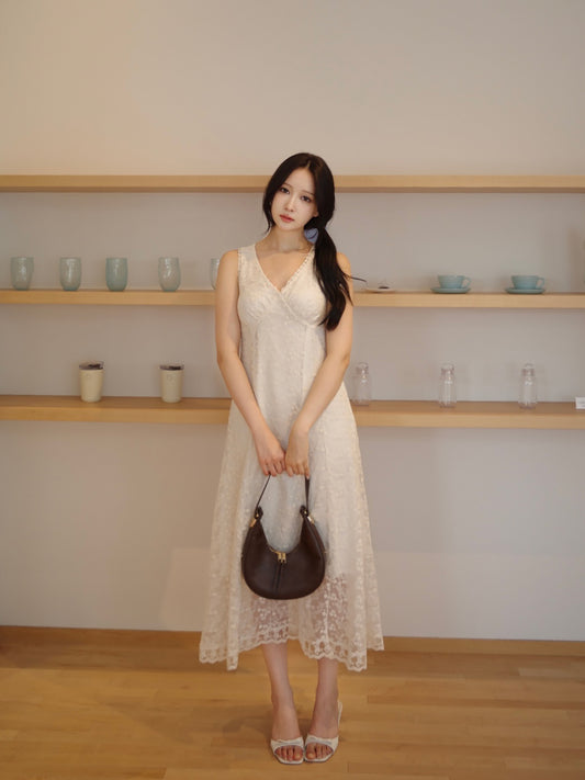 エンブロイダリーフラワーノースリーブワンピース