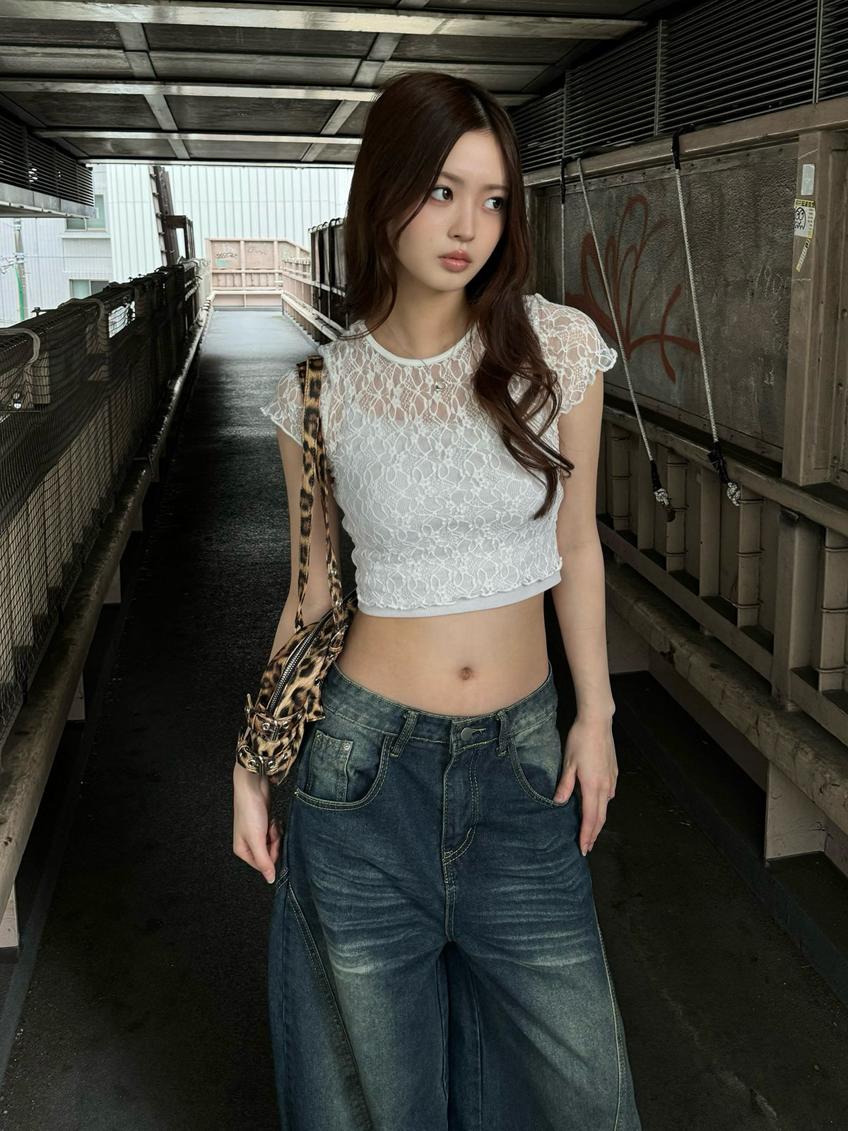 크롭 시스루 레이스 컷소