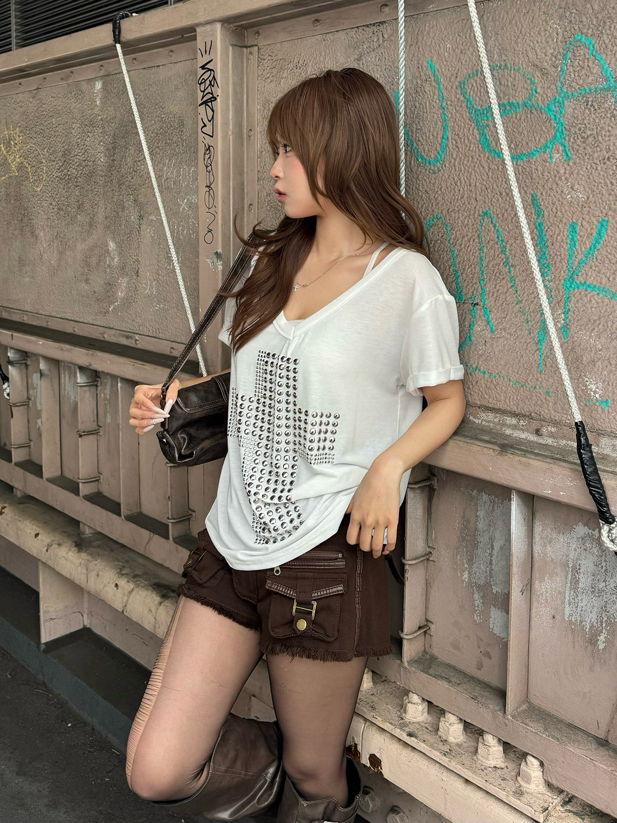 スタッズクロスVネックTシャツ