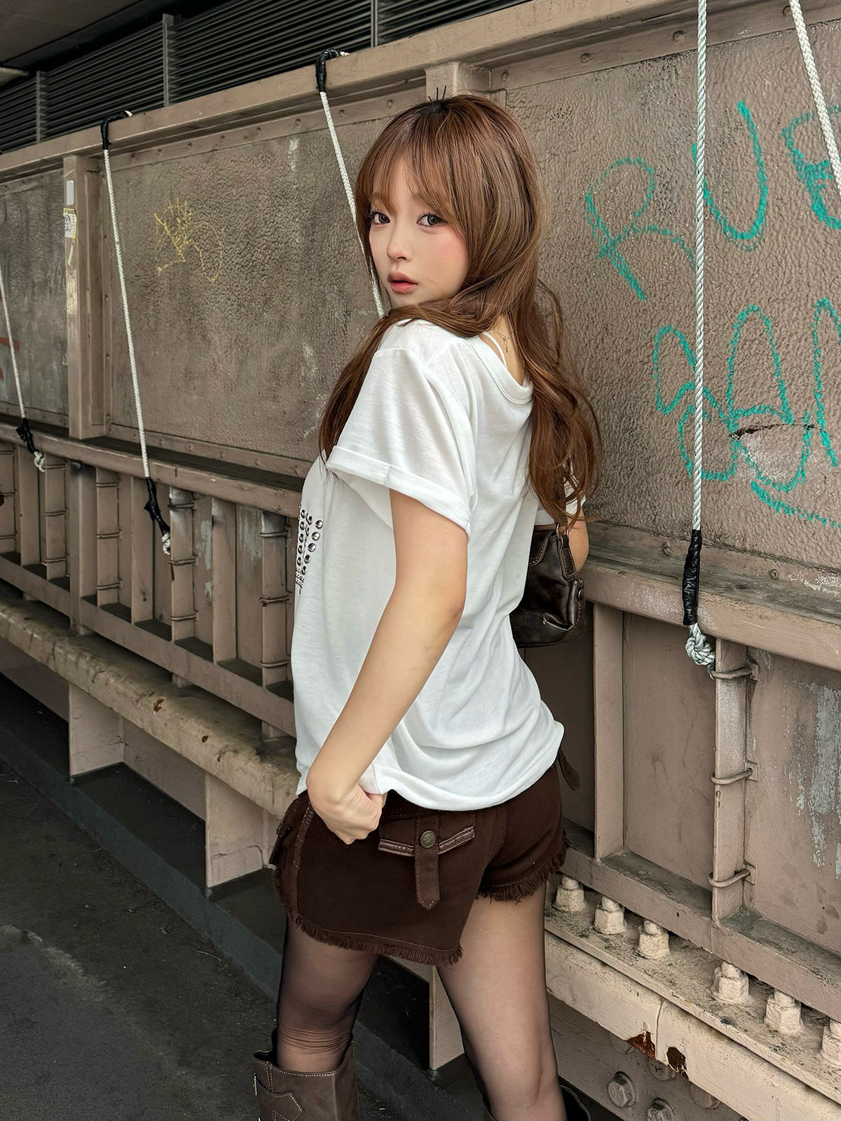 スタッズクロスVネックTシャツ