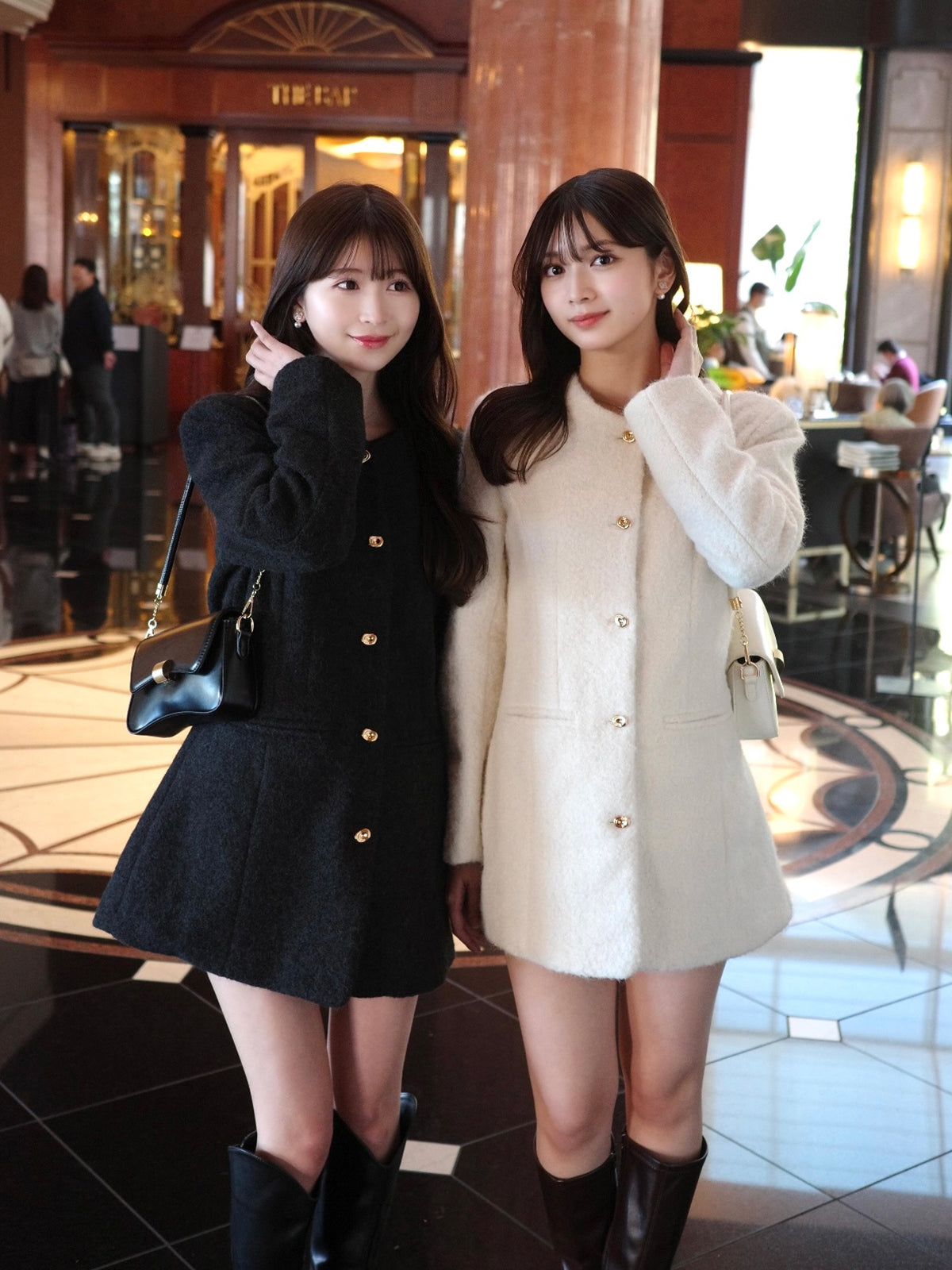 ゴールドボタンシルエットミドルコート