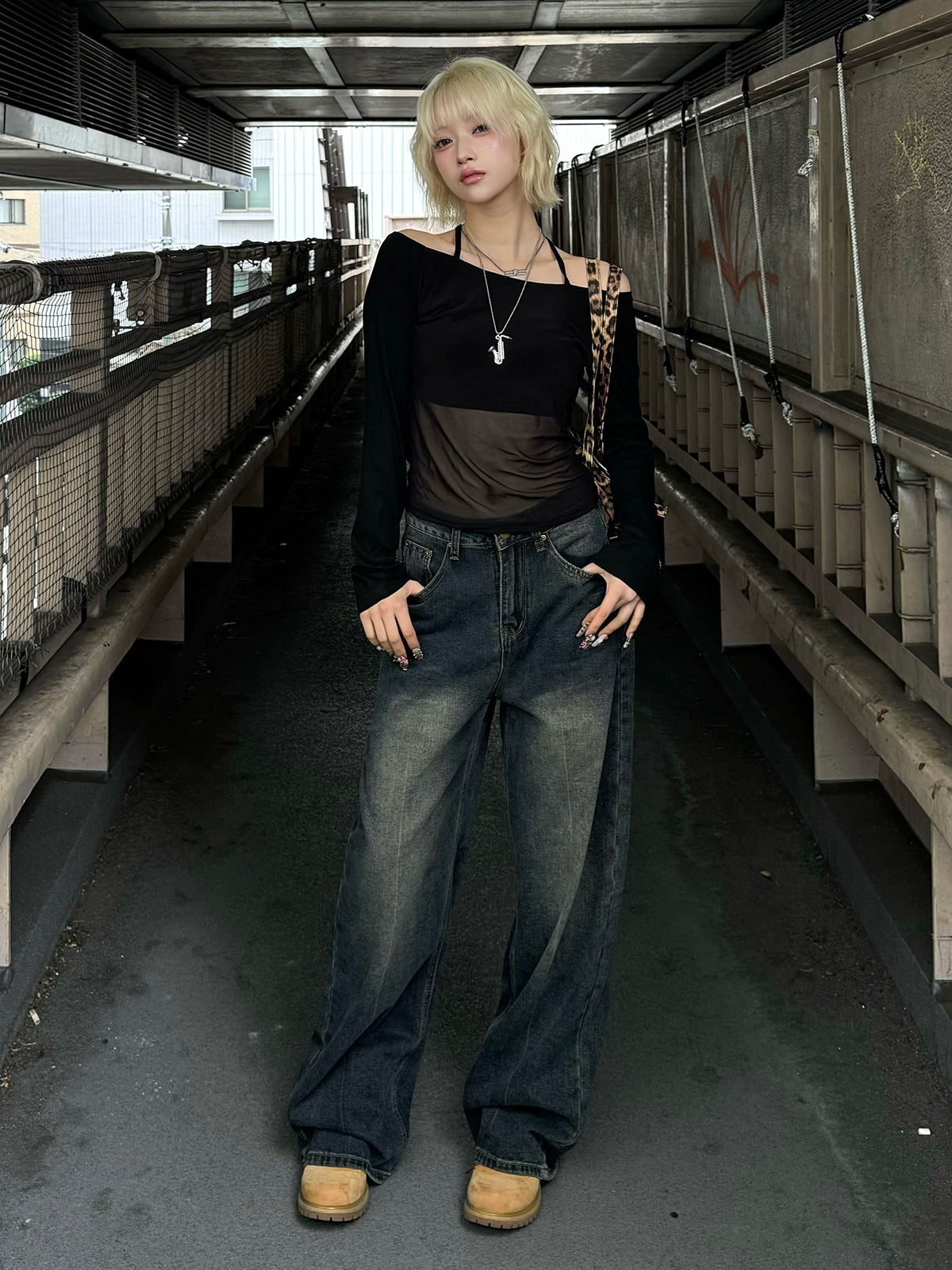 ホルターネックシースルーカットソー