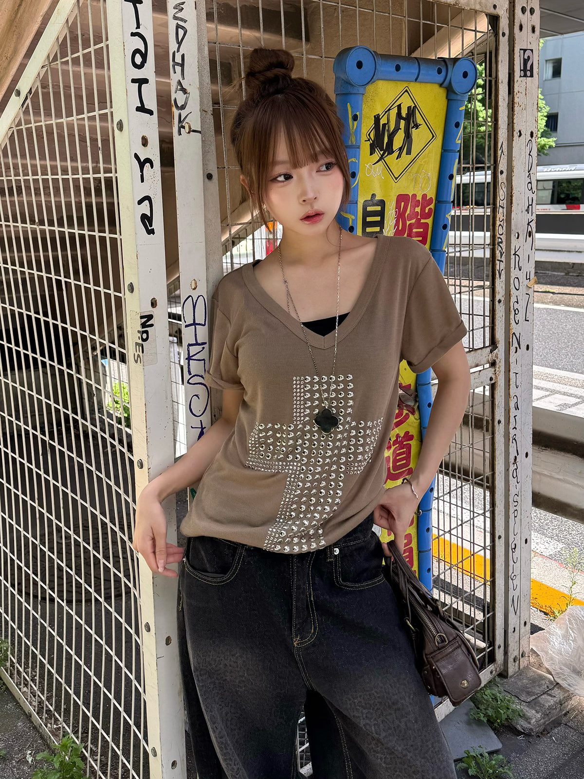 スタッズクロスVネックTシャツ – ANDOR ONLINE