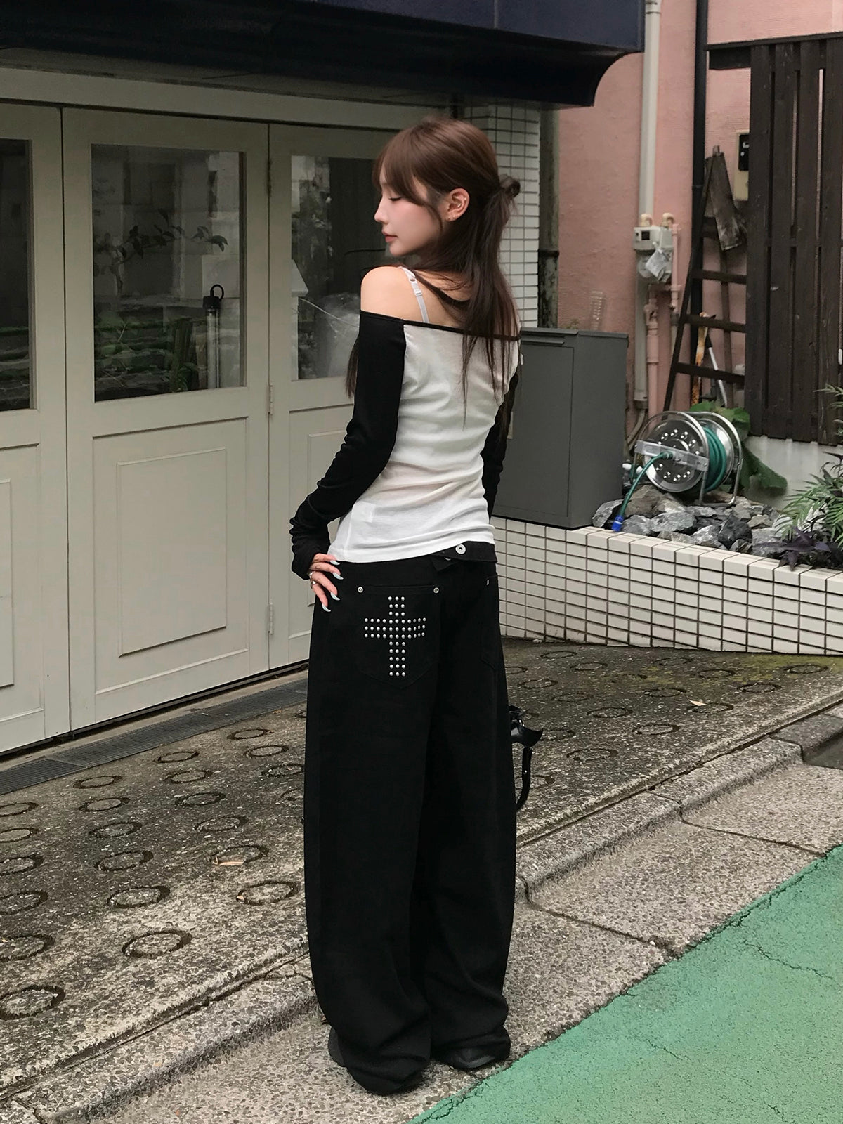 クロススタッズブラックデニムパンツ