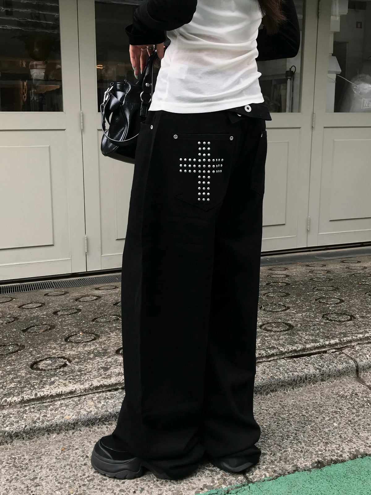 クロススタッズブラックデニムパンツ