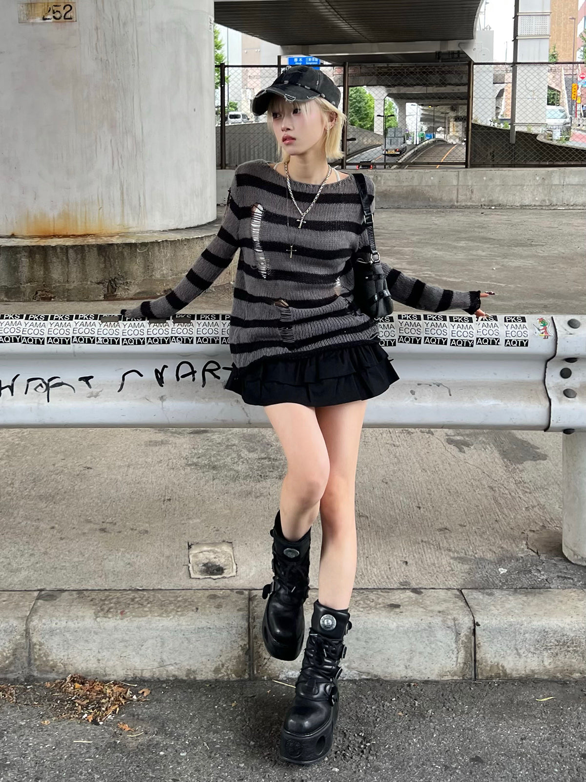 ボーダーダメージニット