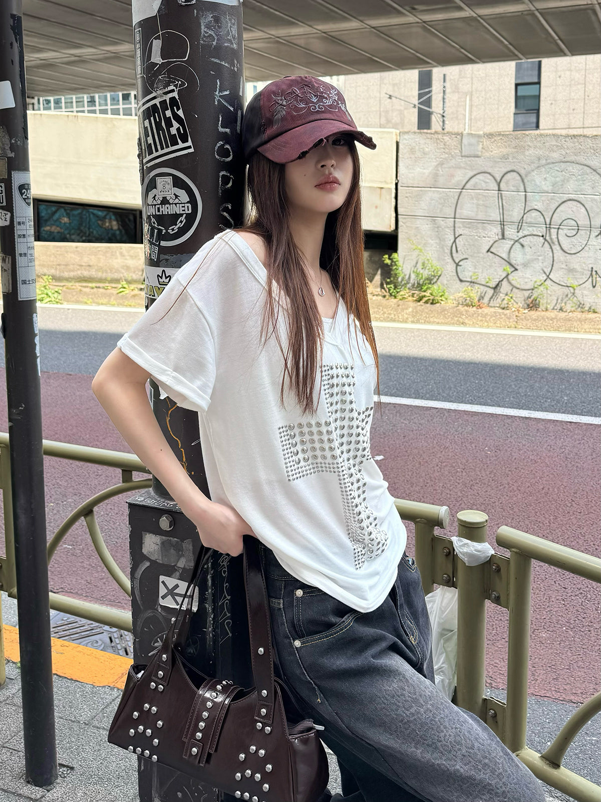 スタッズクロスVネックTシャツ