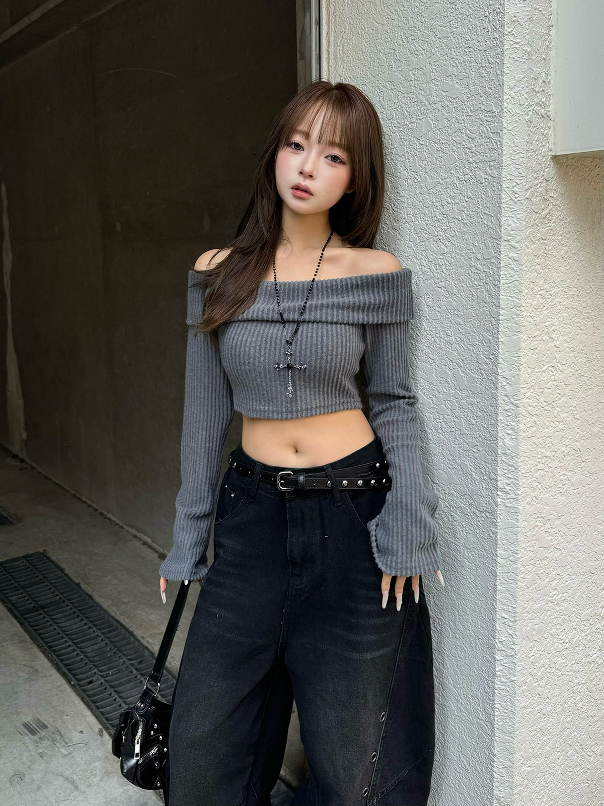 クロップドオフショルリブカットソー