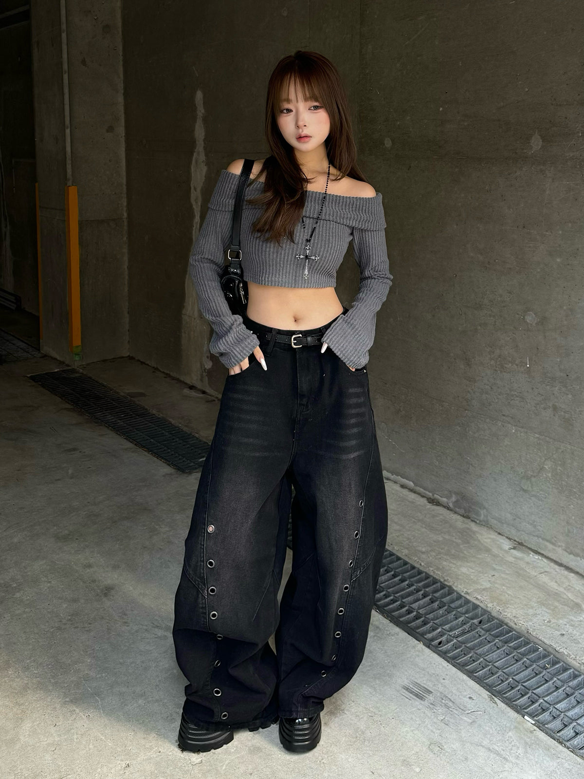 クロップドオフショルリブカットソー