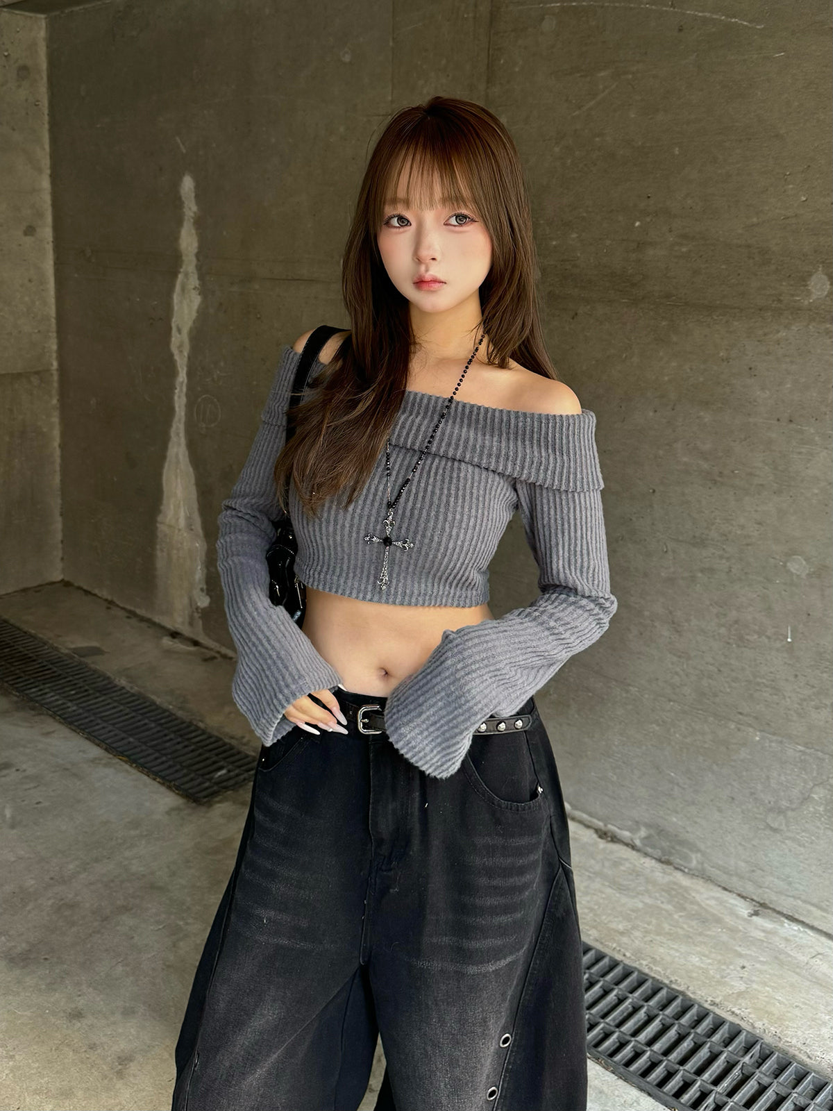 クロップドオフショルリブカットソー