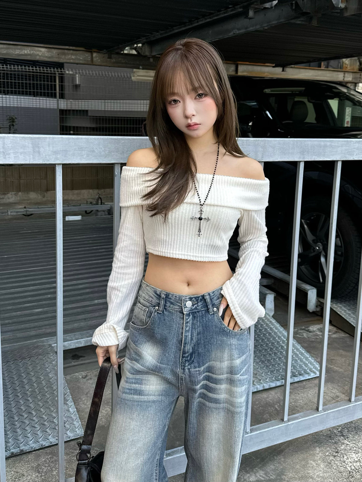 クロップドオフショルリブカットソー