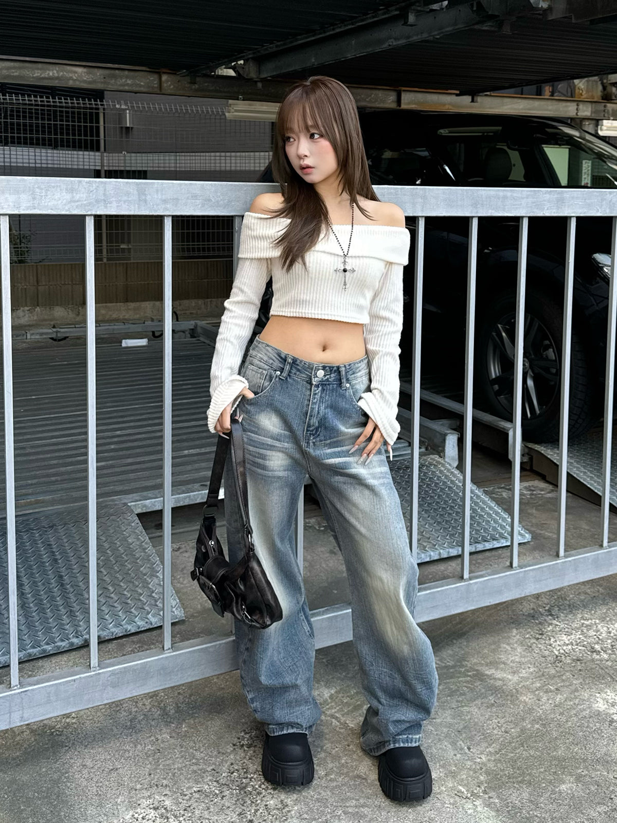 クロップドオフショルリブカットソー