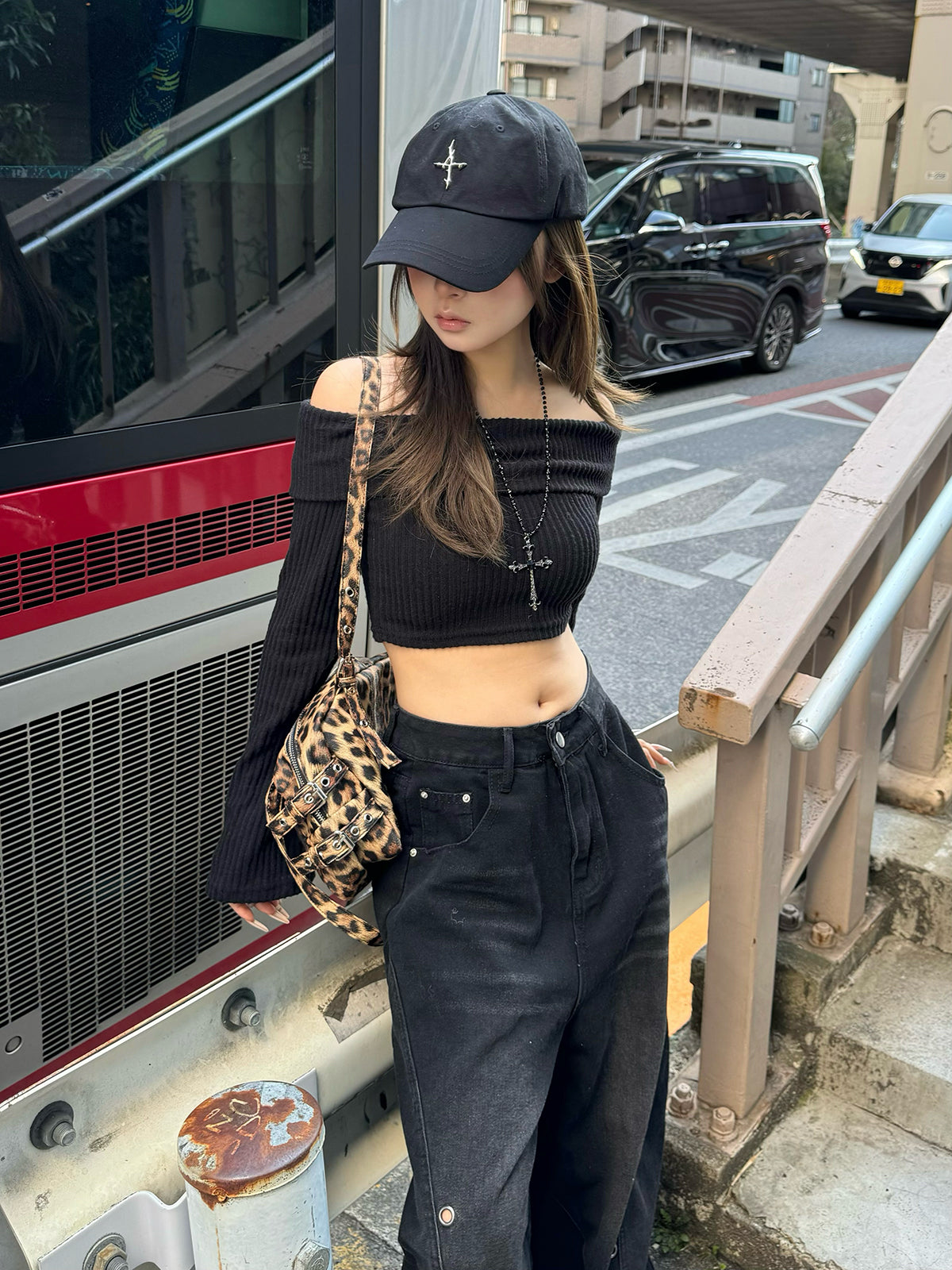 クロップドオフショルリブカットソー