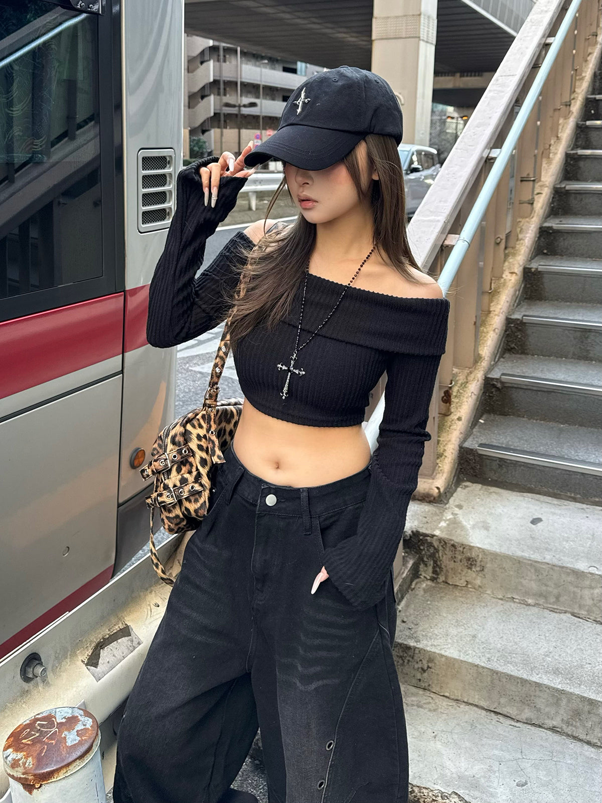 クロップドオフショルリブカットソー