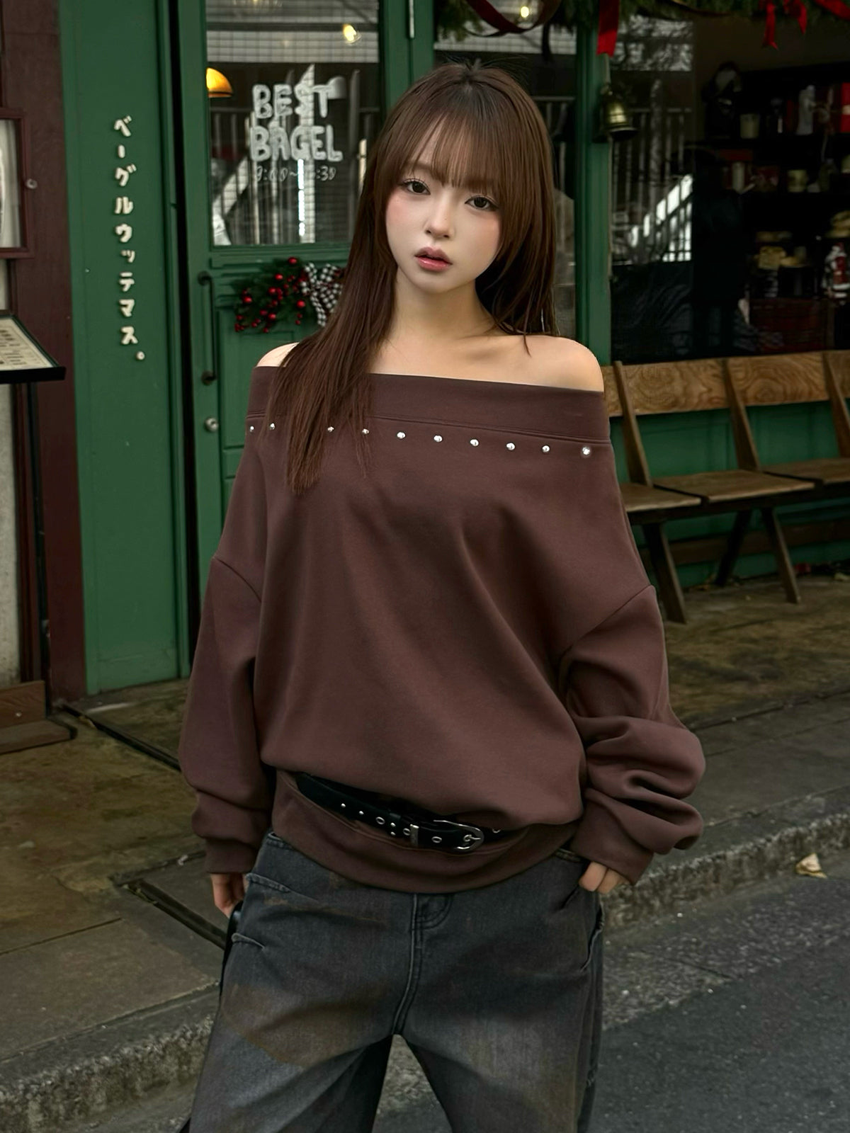 スタッズオフショルスウェット