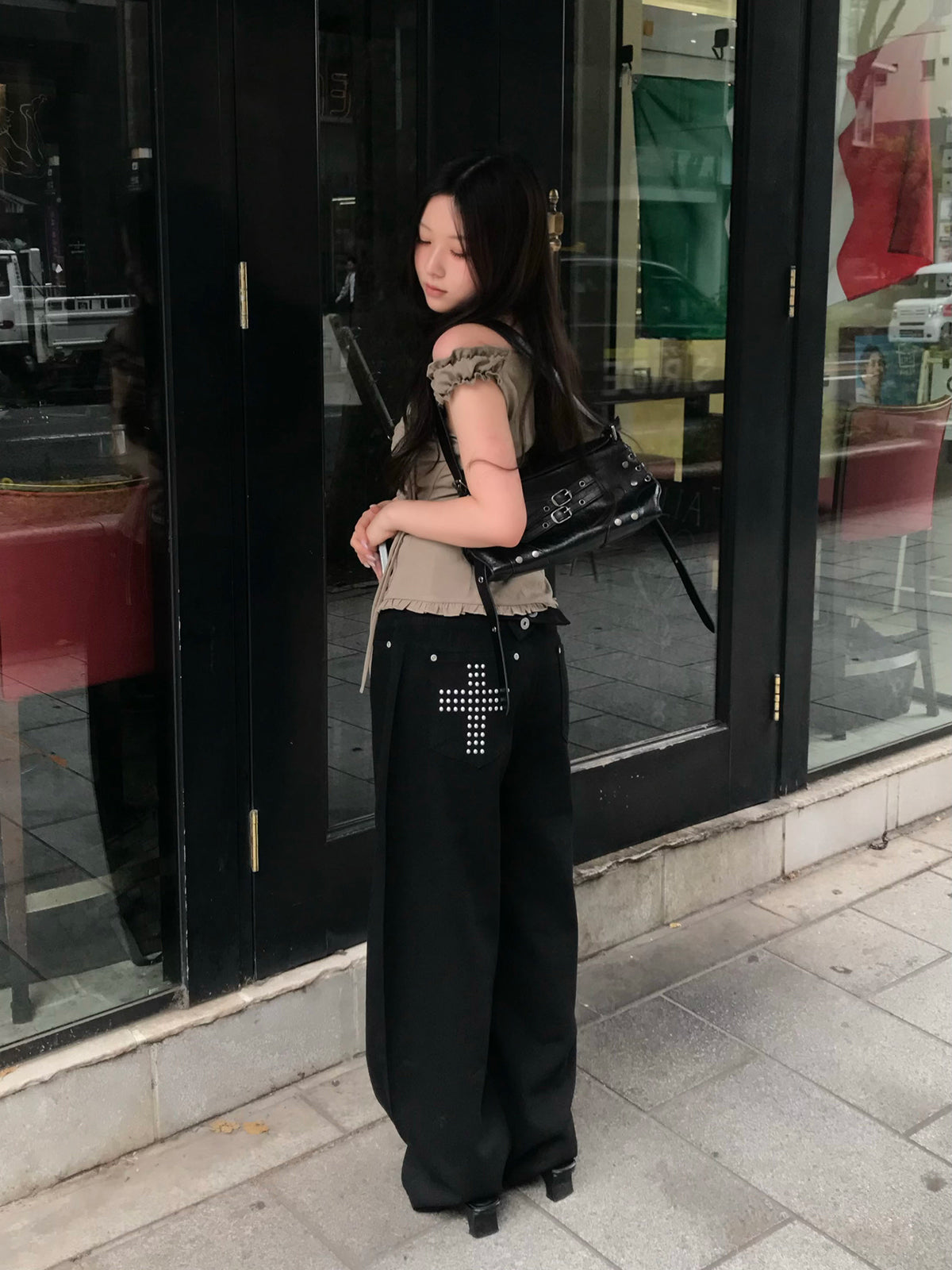 クロススタッズブラックデニムパンツ