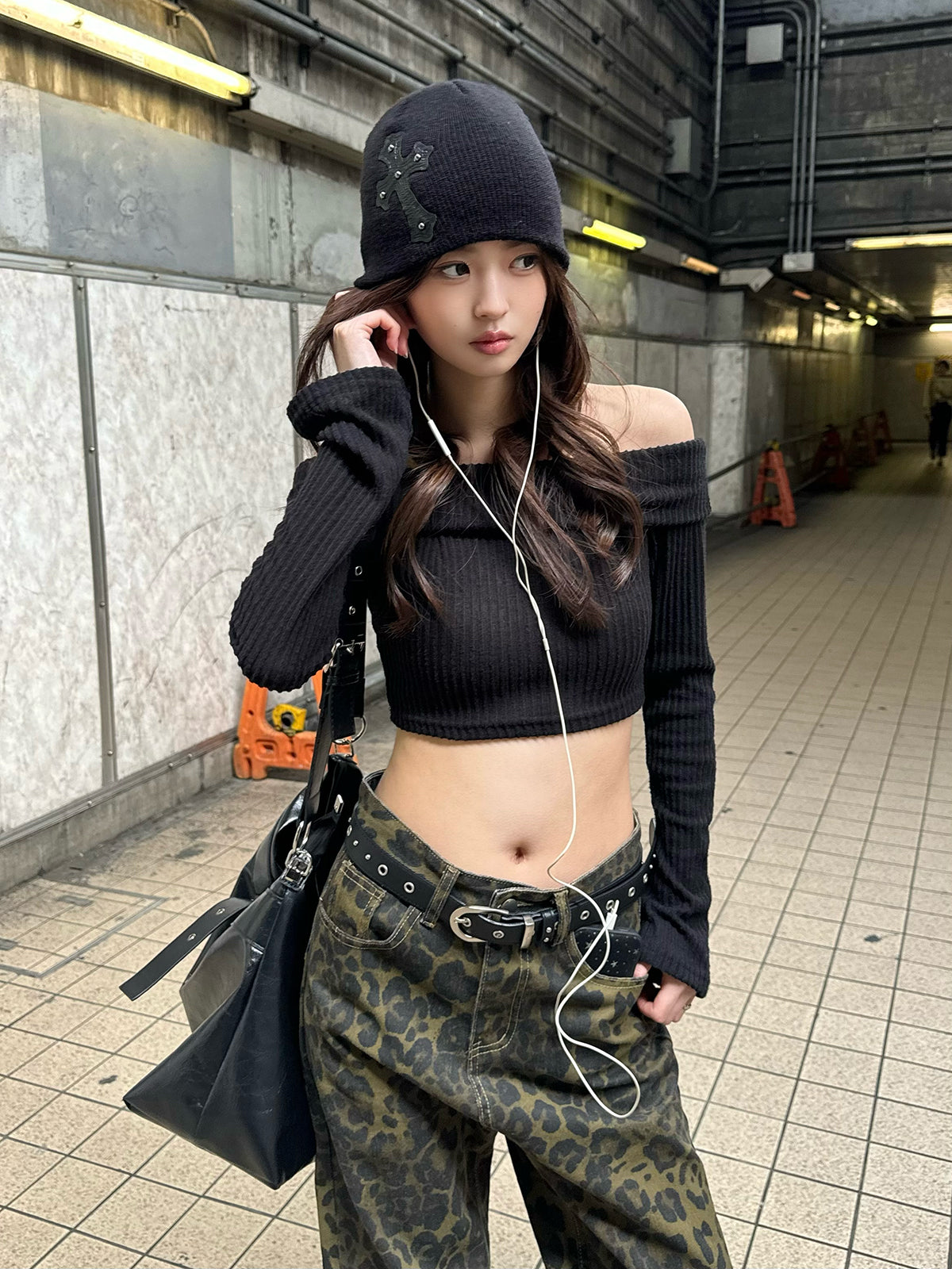 クロップドオフショルリブカットソー