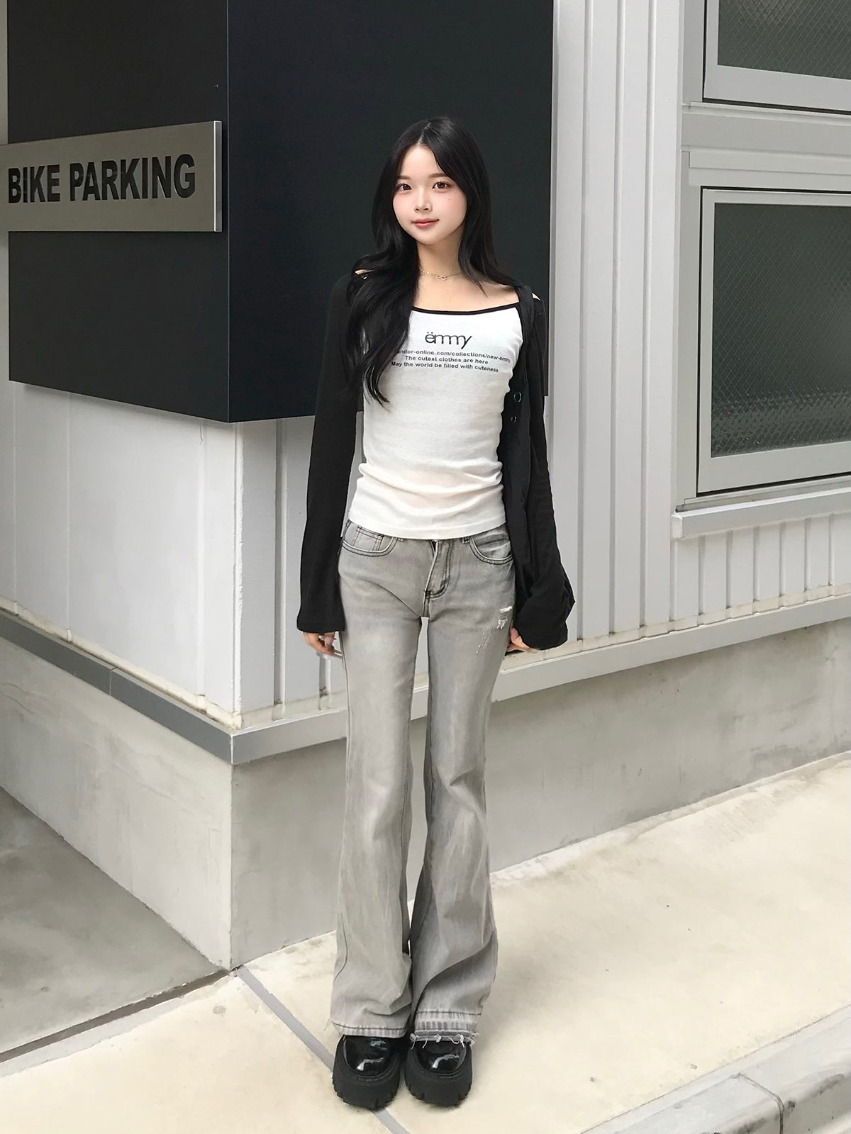 ローライズエンブロイダリーデニムパンツ