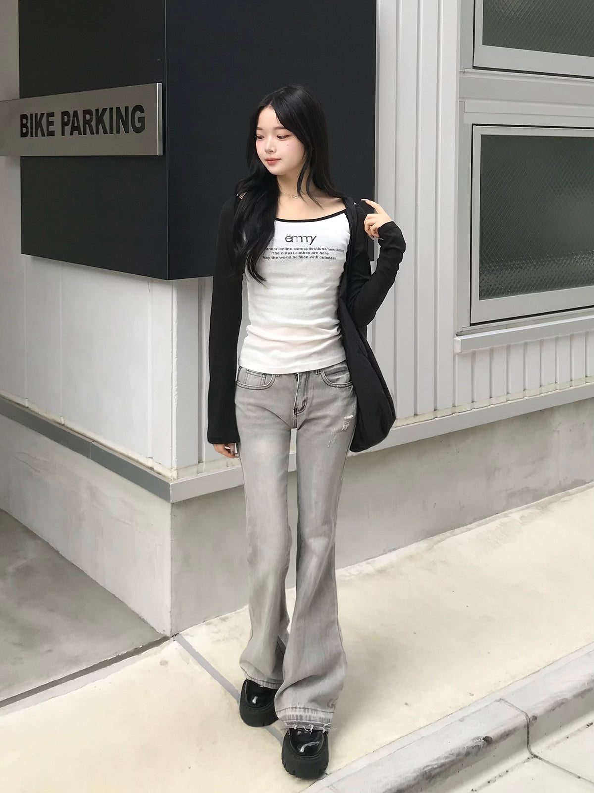 ローライズエンブロイダリーデニムパンツ