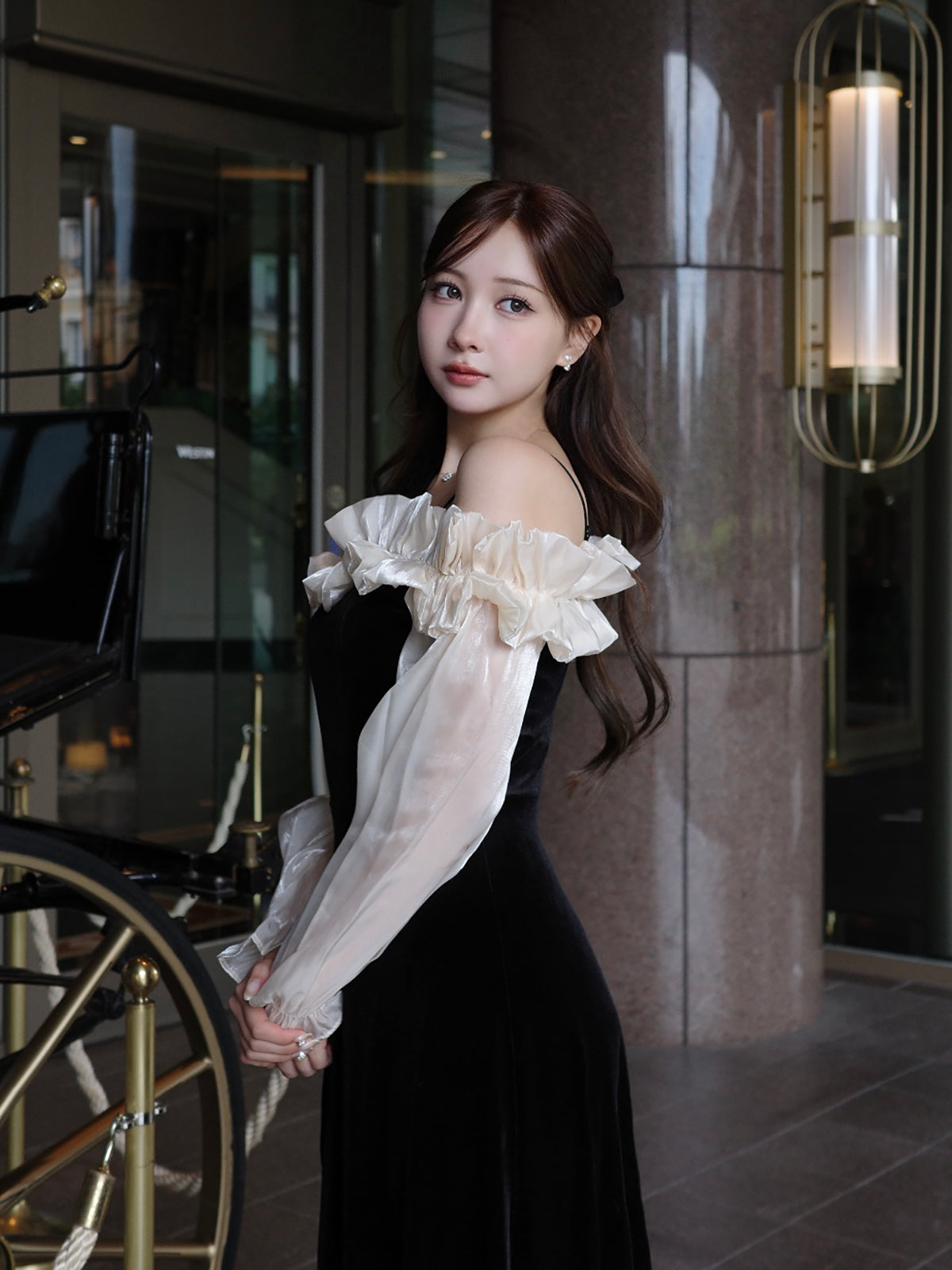 オフショルダーフリルベロアワンピース