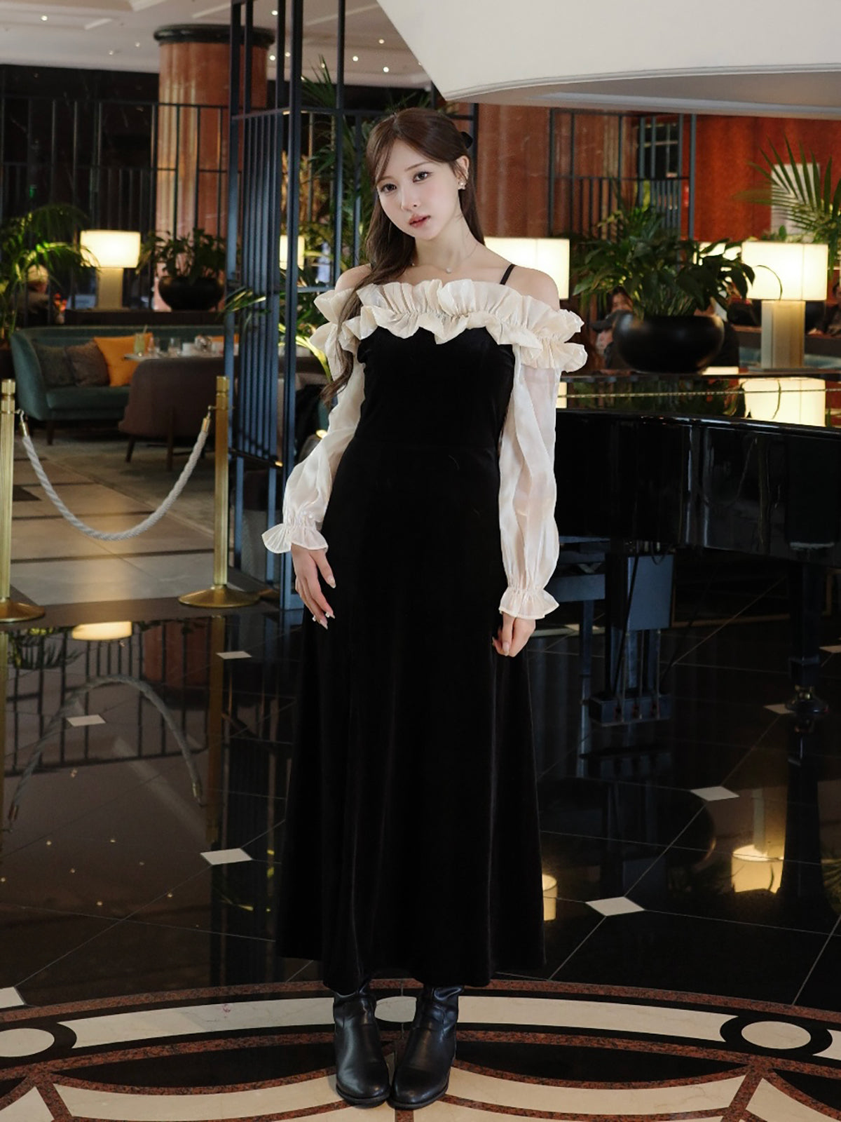 オフショルダーフリルベロアワンピース