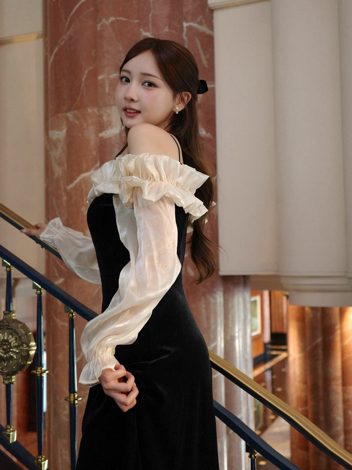 オフショルダーフリルベロアワンピース