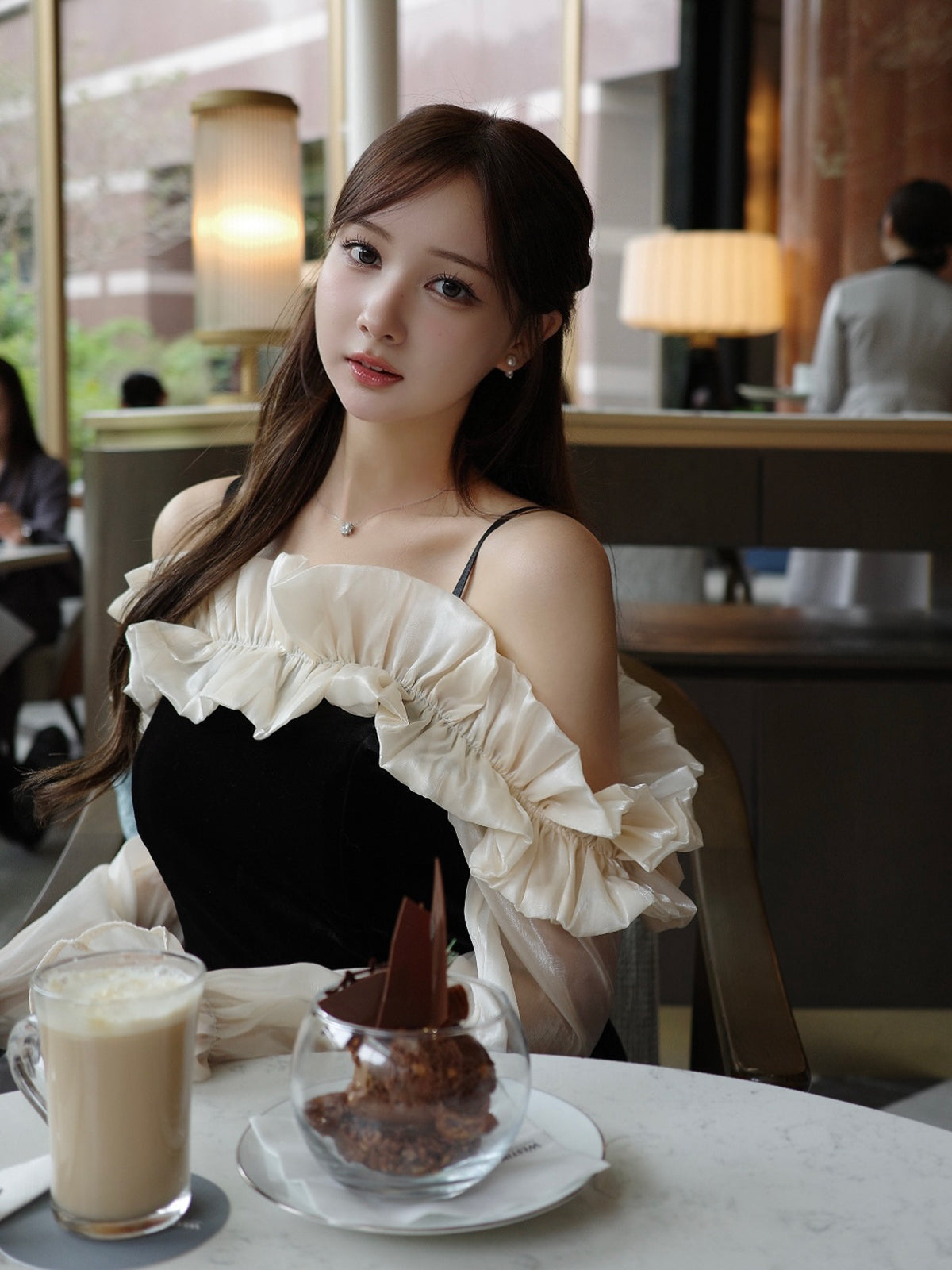 オフショルダーフリルベロアワンピース