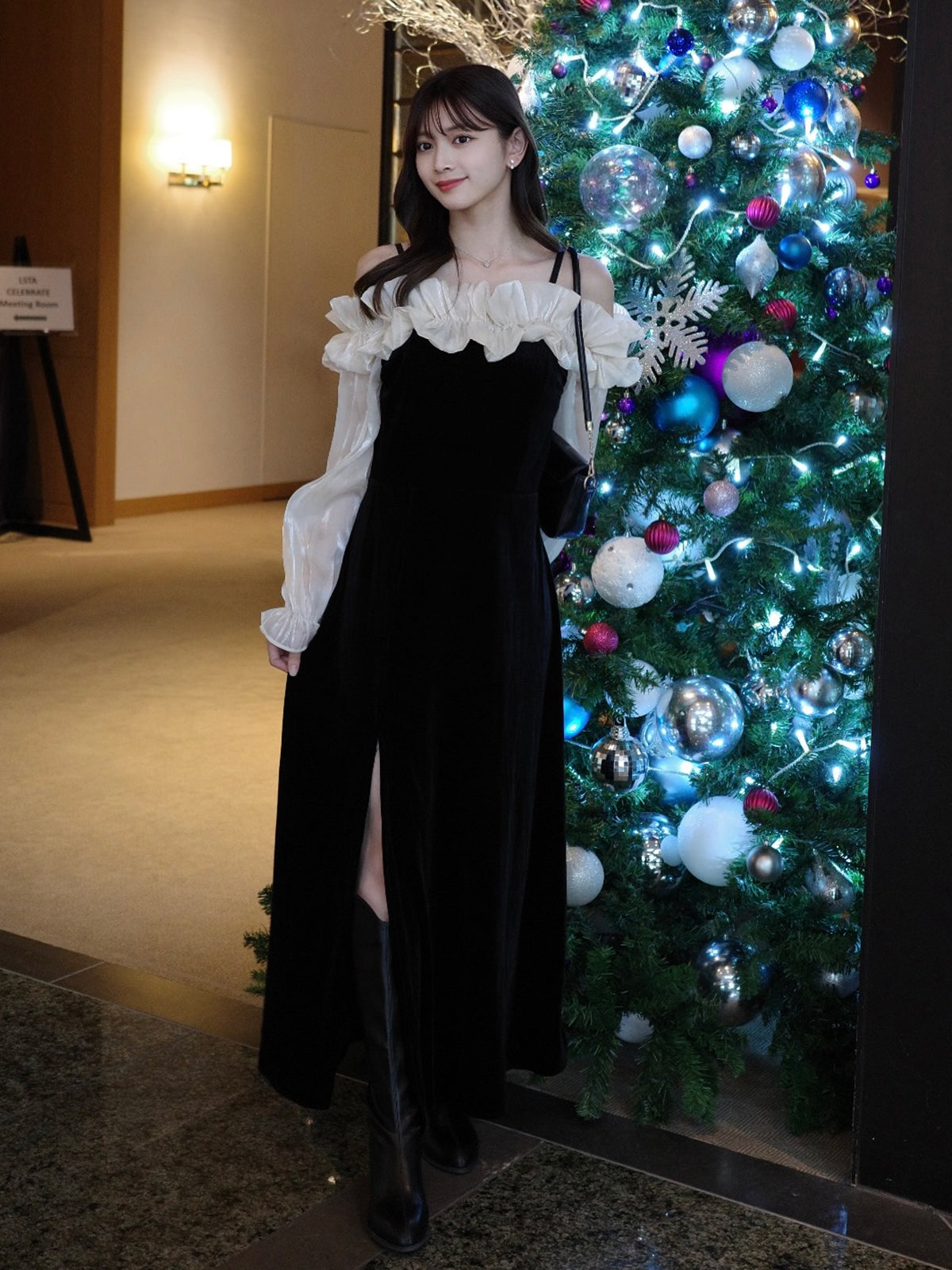 露肩荷叶边天鹅绒连衣裙