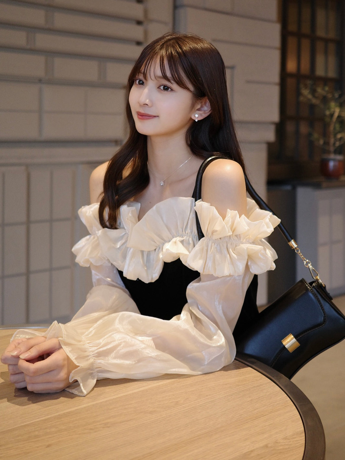 露肩荷叶边天鹅绒连衣裙