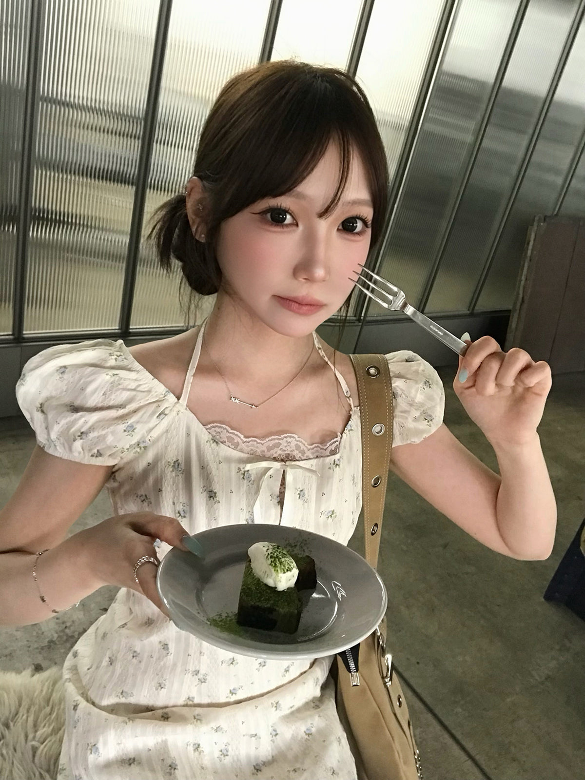 フラワーレースデザインホルターミニワンピース
