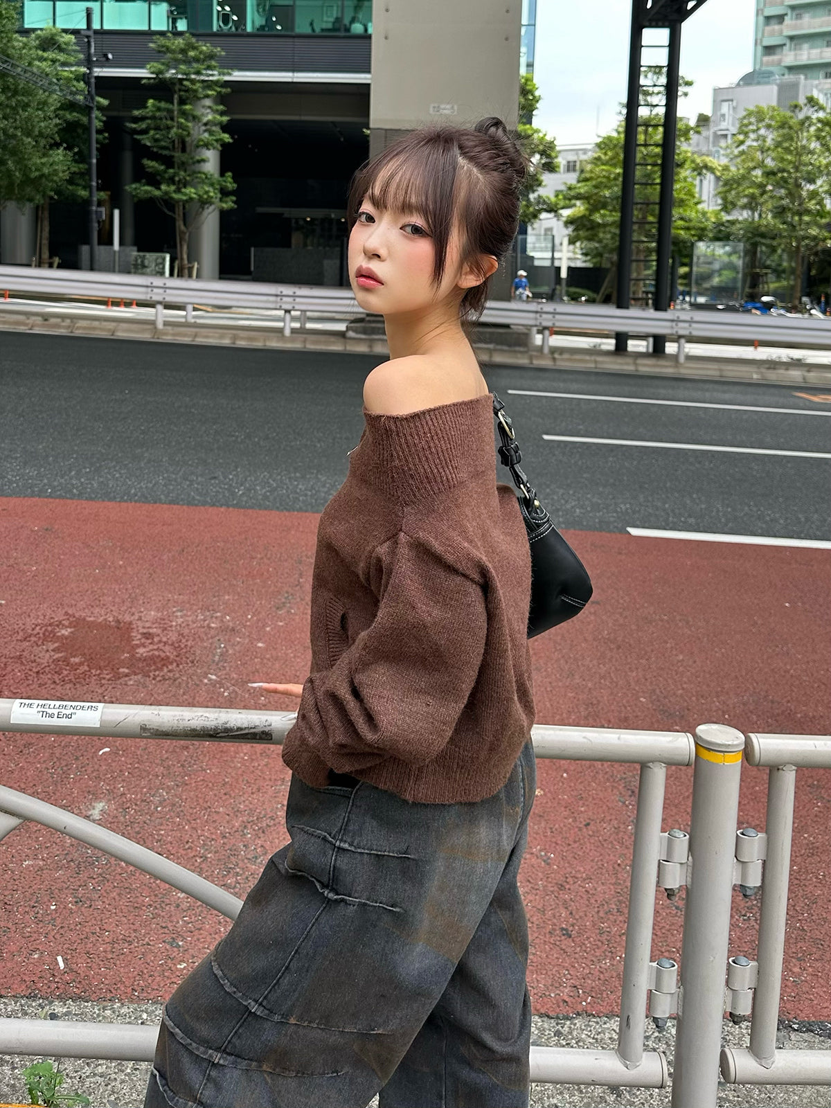 オフショルダブルジップニット