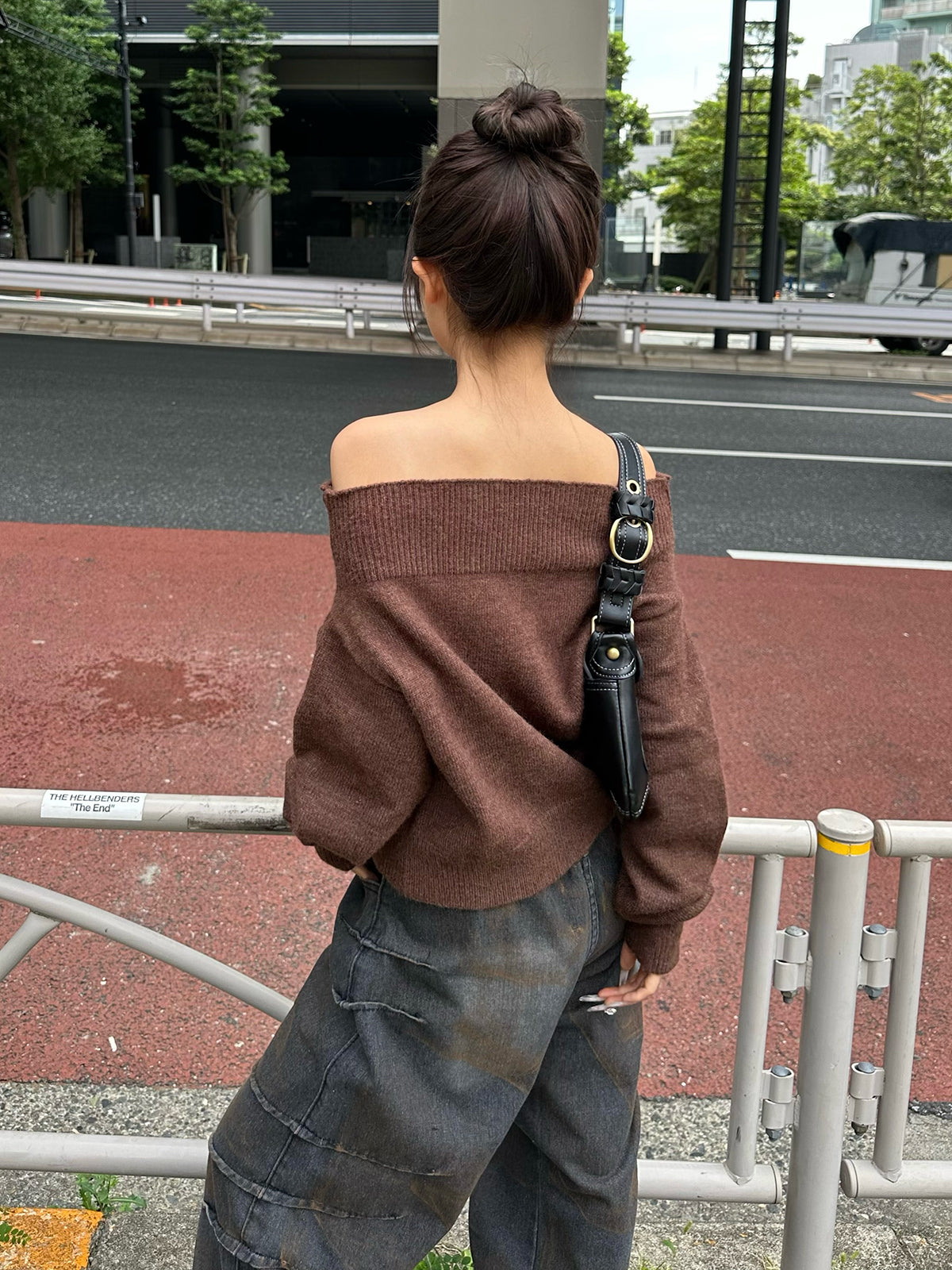 オフショルダブルジップニット